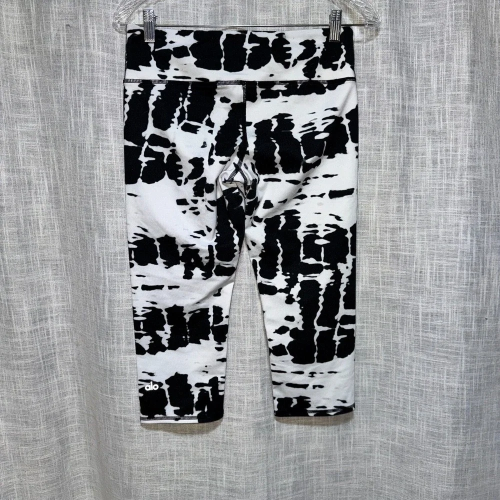 Alo Yoga Cropped Leggings Women Medium Black White Abstract Cow Print Capri Yoga